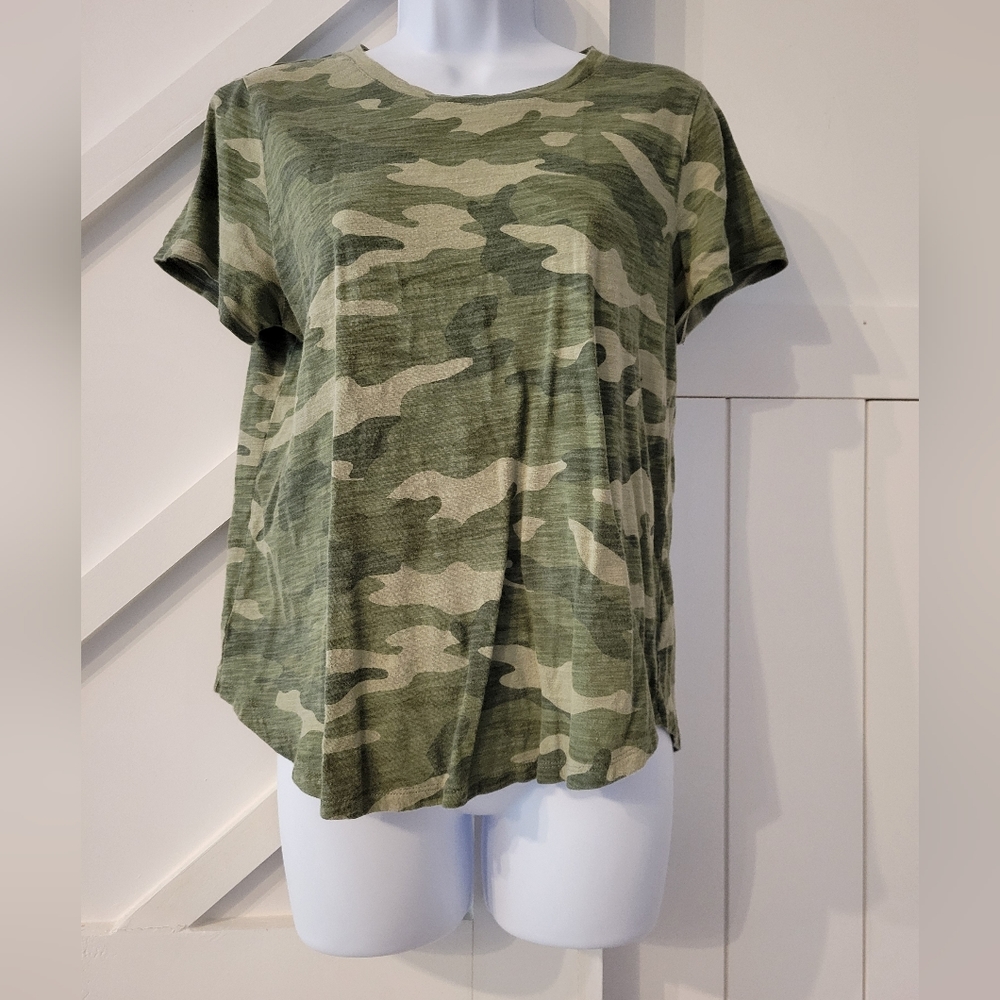 Old Navy Women's Green Camo Tee - Medium